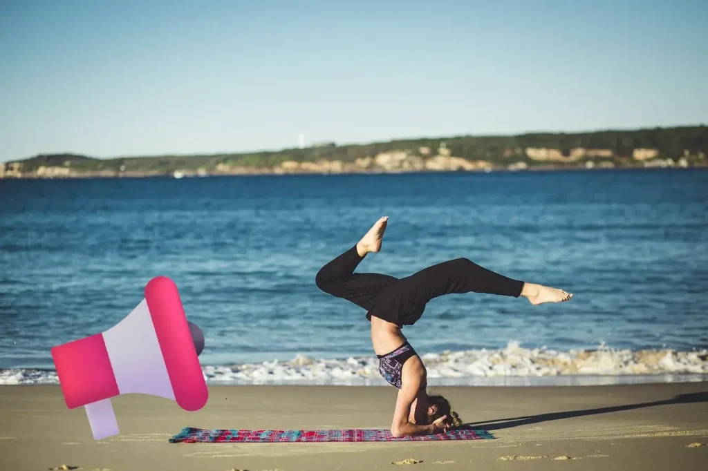 Blue Ocean Marketing - kvinde på standbred. Laver yoga + tegning af en Megafon