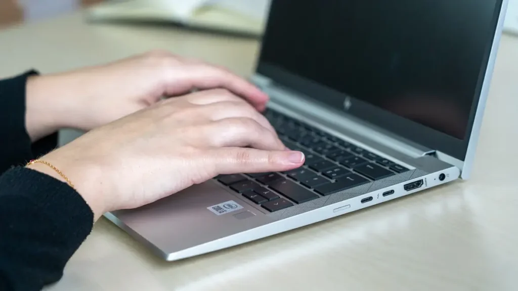 Engagerende tekster   - kvalitetstekster - skriver tekst på laptop